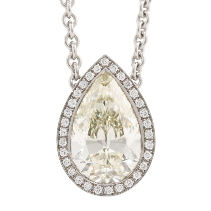 Anhänger mit Diamant im Tropfenschliff  