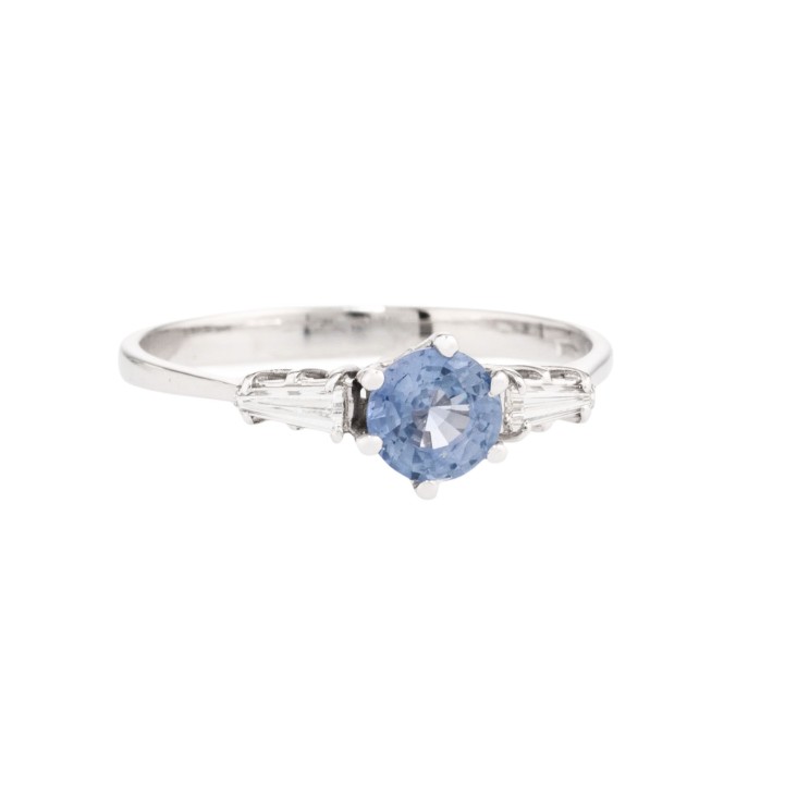 Ring mit Saphir ca. 0,86 ct und Diamanten  