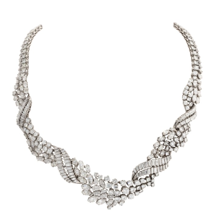 Ultra-fine necklace with 300 diamonds  