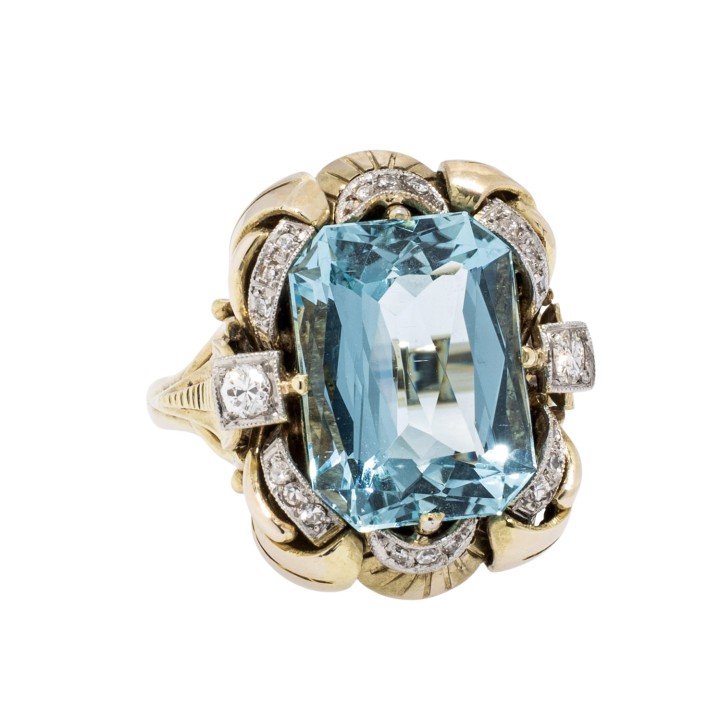 Ring with aquamarine of approx. 8.5 ct and diamonds, 