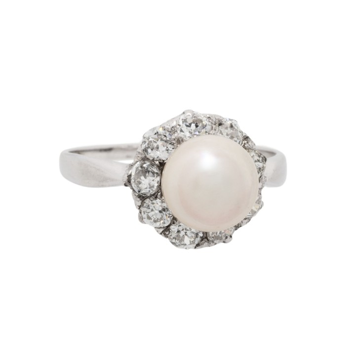 Ring mit wohl, Naturperle, umgeben von 9 Diamanten  