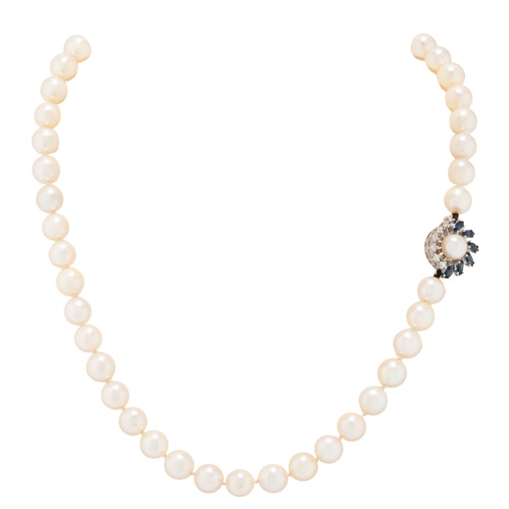 Kette aus Akoyaperlen mit Saphir-Diamant-Schließe, 