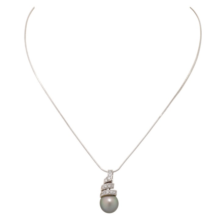 Kette mit Anhänger und Tahitiperle sowie 16 Brillanten 