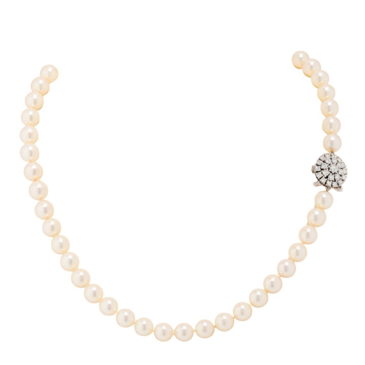 Pearl necklace with 52 Akoya cultured pearls,  