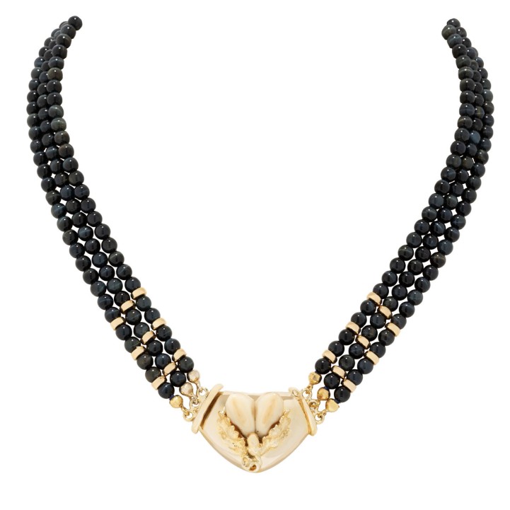 Collier aus Falkenauge mit Grandel-Schmuckschließe, 