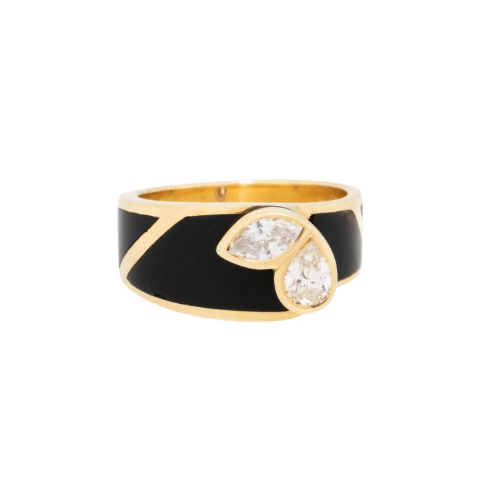 Ring mit 2 Diamanten zus. ca. 0,6 ct auf schwarzem Grund, 