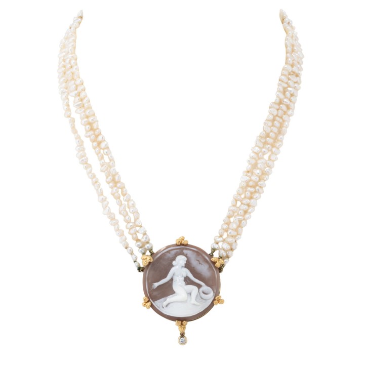 Collier mit Muschelkamee und Brillant 