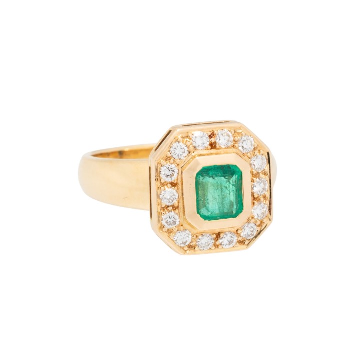 Ring mit Smaragd umgeben von Brillanten 
