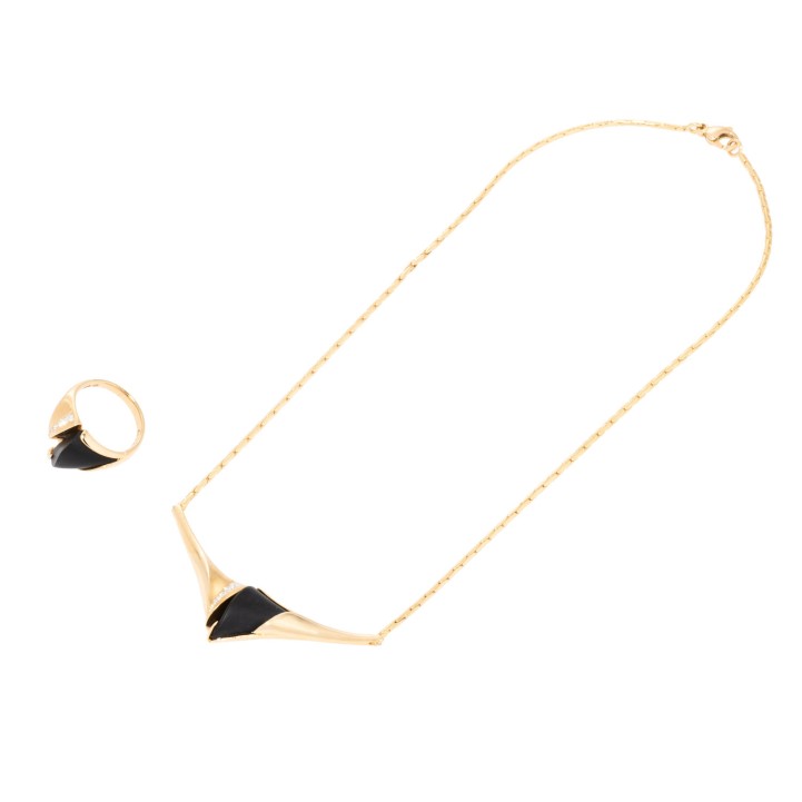 Schmuckset mit eingeschliffenem Onyx und Brillanten 