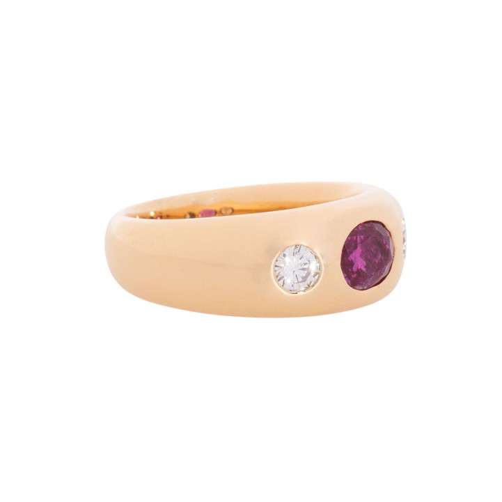 Ring mit facettiertem Rubin, 1,98 ct, und 2 Brillanten   