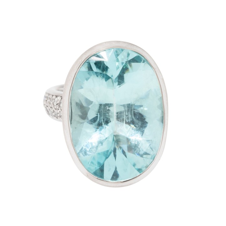 Ring mit ovalem Aquamarin im Fancyschliff ca. 24,5 ct,  