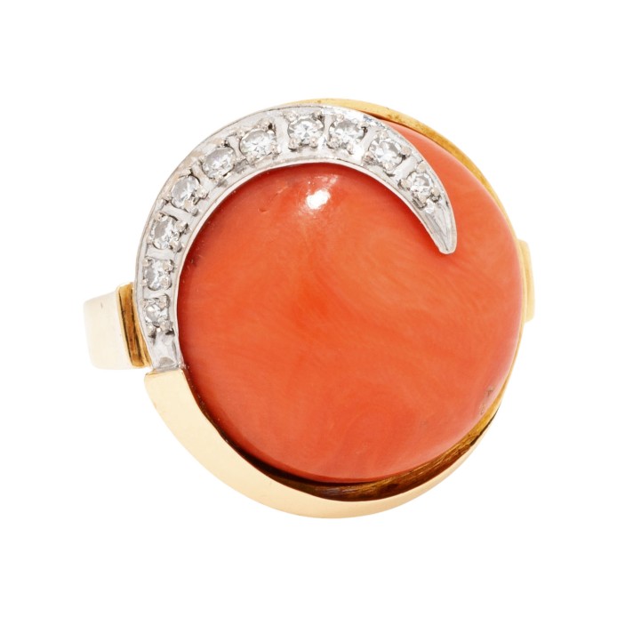 Ring mit Korallbouton und Diamanten zus. ca. 0,2 ct  