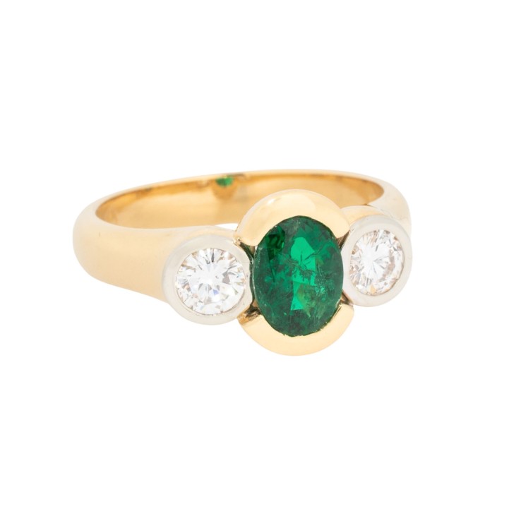 Ring mit Smaragd flankiert von Brillanten 