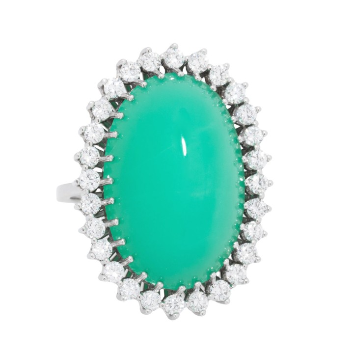 Ring mit Chrysopras entouriert von  28 Brillanten  