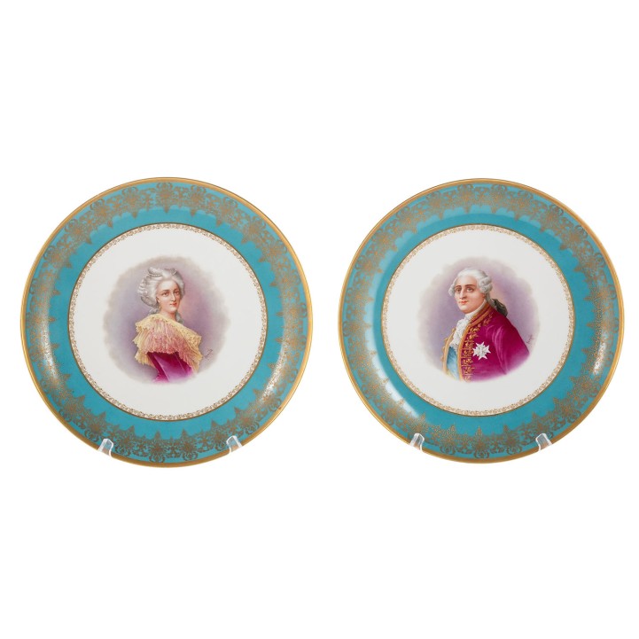 LIMOGES, zwei Wandteller 'Louis XVI und Marie Antoinette', um 1900. 