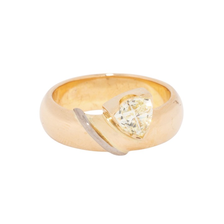 Ring mit Diamant im Trilliantschliff ca. 0,7 ct, 