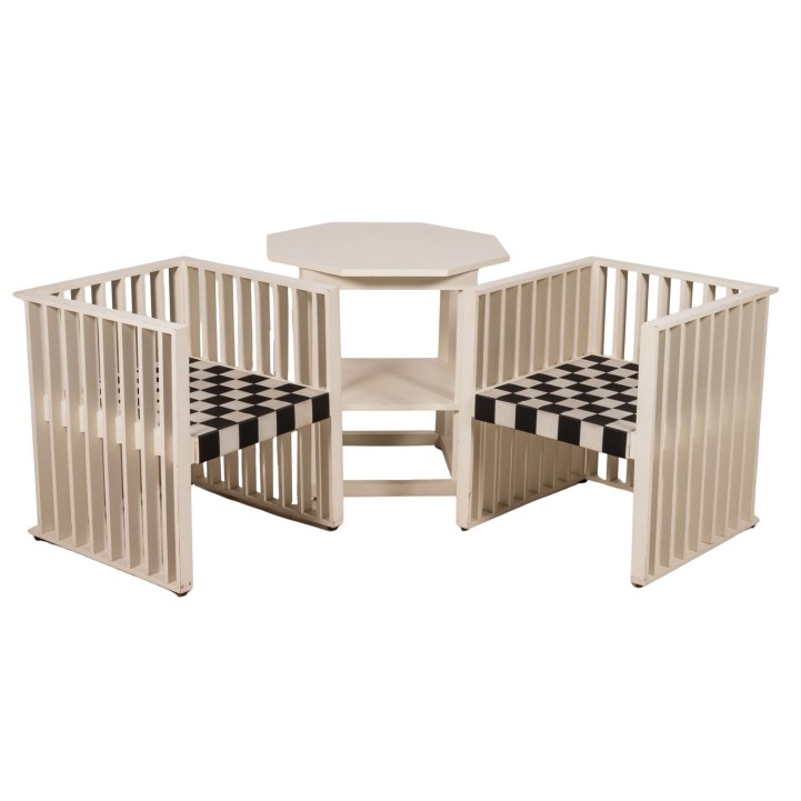 JOSEF HOFFMANN & KOLOMAN MOSER 'Zwei Armlehnstühle und Tisch Modell Purkersdorf' 80er. Jahre 