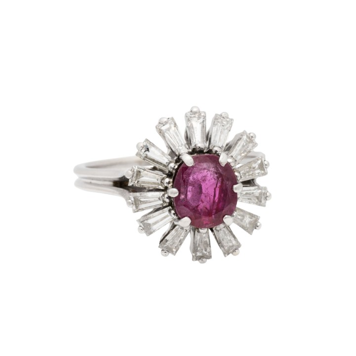 Ring mit Rubin entouriert von Diamanttrapezen  