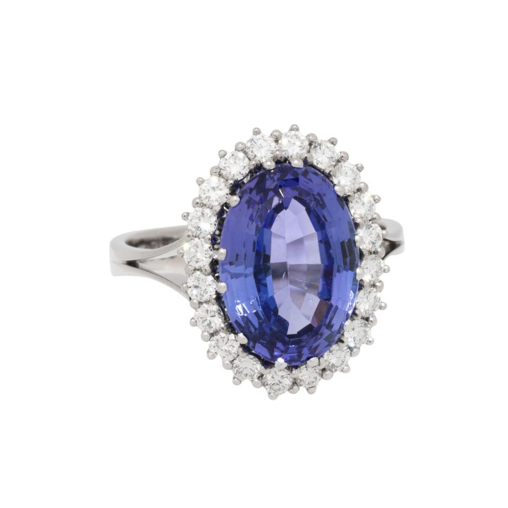 Ring mit feinem Tansanit entouriert von Brillanten 
