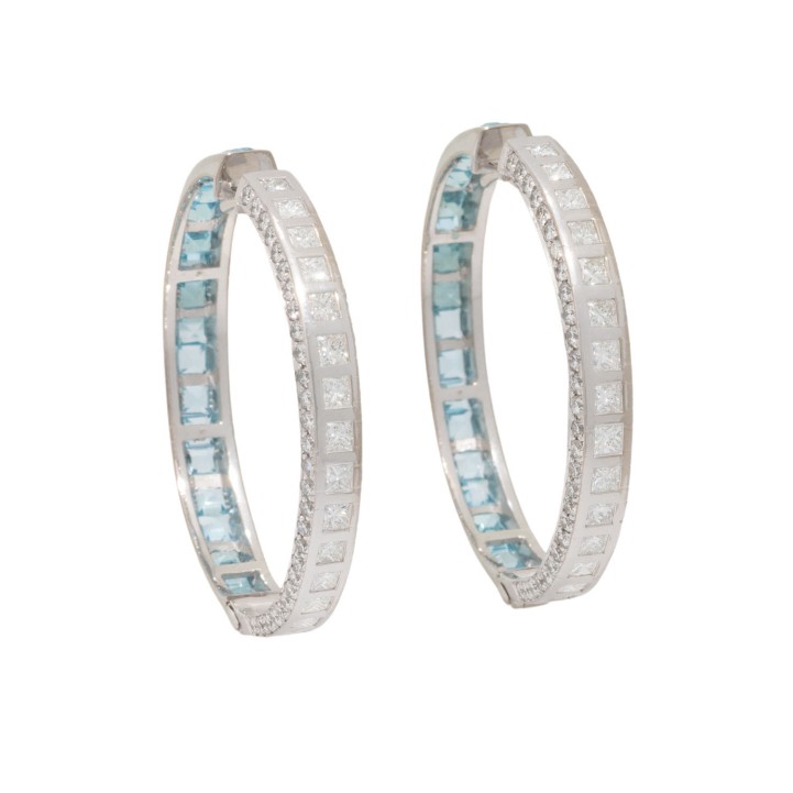 Paar Creolen mit 38 Blautopas und 144 Diamanten zus. ca. 4,88 ct, 