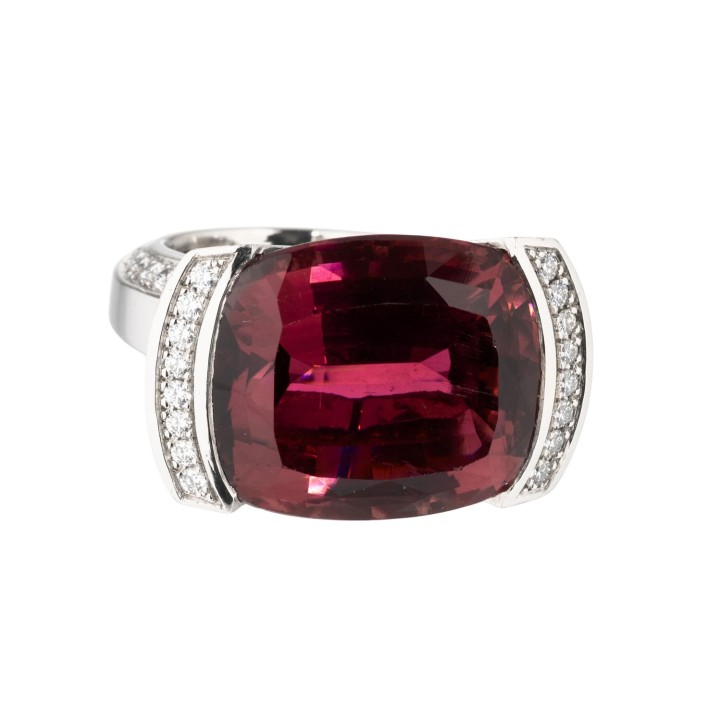 Ring mit Turmalin von ca. 20 ct und Brillanten  