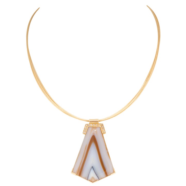 Collier mit Naturachat  54,50 ct. und 13 Brillanten zus. 0,60 ct. 
