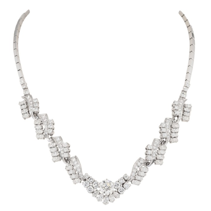 Collier mit Brillanten von zus. ca. 12 ct,  