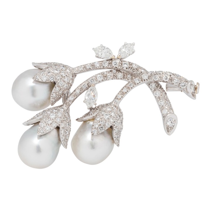 VON HOFEN florale Brosche mit 3 Südsee-Perlen und Diamanten zus. 3,62 ct. 