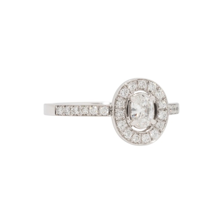 Ring mit oval geschliffenem Diamant,  
