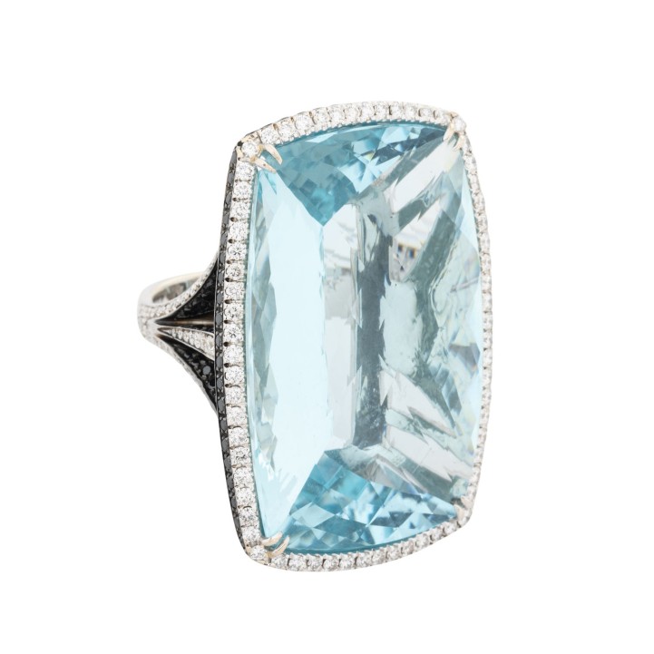 Ring mit großem Aquamarin, Brillanten zus. ca. 2,59 ct 