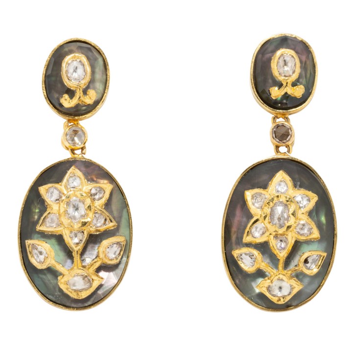 Ohrhänger mit Perlmutt und aufgesetztem Blumenmotiv,  