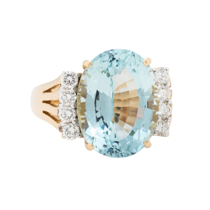 Ring mit Aquamarin flankiert von Brillanten  