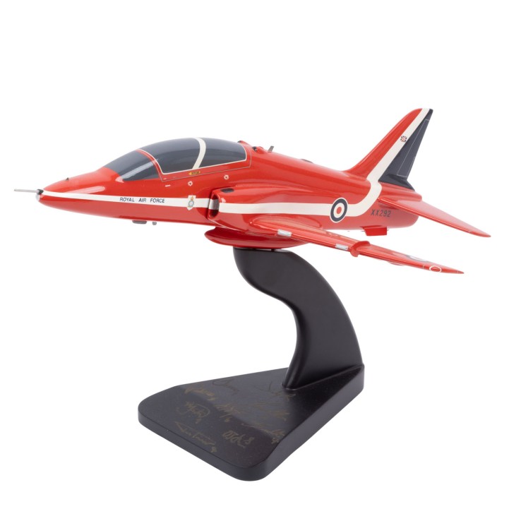 LUFT- UND RAUMFAHRT - Modellflugzeug der British Aerospace Hawk T1 XX292 