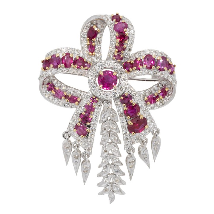 Brosche 'Schleife' mit Rubinen ca. 2,5 ct. und Brillanten zus. ca, 1,65 ct. 