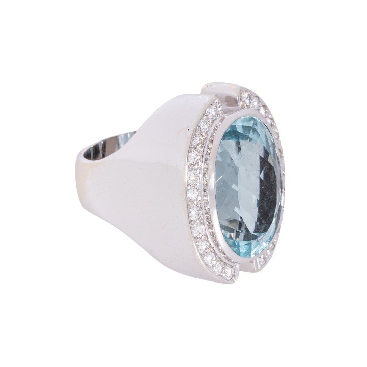Ring mit oval facettiertem Aquamarin ca. 11 ct. u. Brillanten zus. ca. 0,75 ct.  