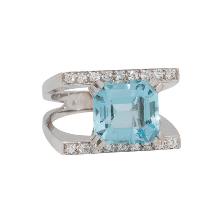 Ring mit Aquamarin und Brillanten zus. ca. 0,2 ct,  