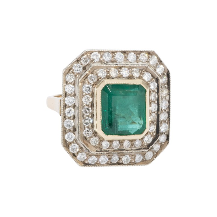 Markanter Ring mit Smaragd 4,05 ct. umrandet mit Brillanten zus. 1,30 ct. 