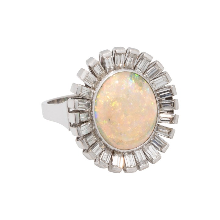 Ring mit Crystal-Opal umgeben von Diamanten 