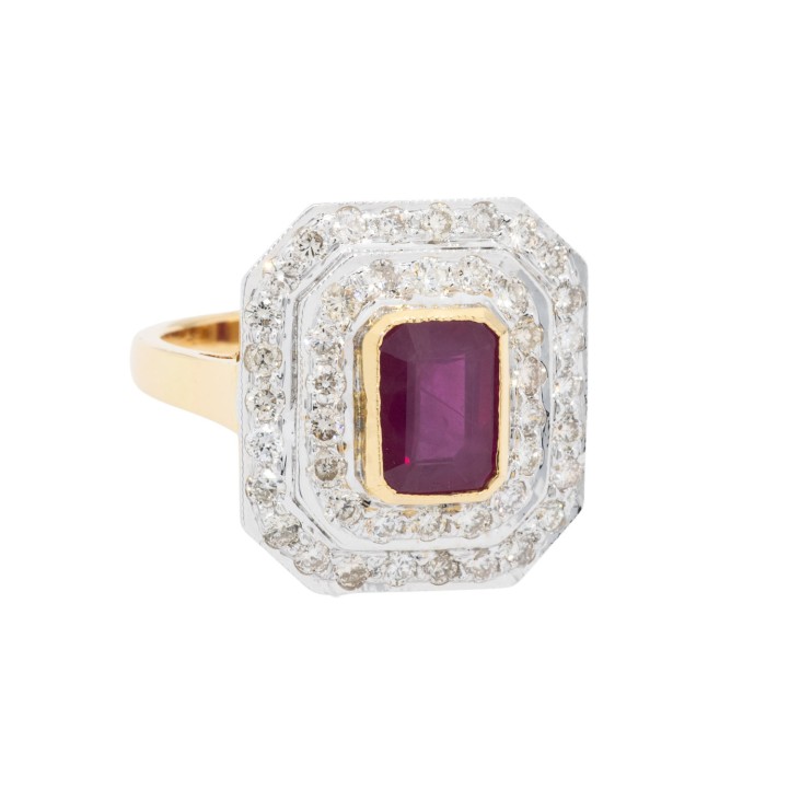 Dekorativer Ring mit Rubin im Emeraldcut 2,28 ct., umrandet mit Brillanten zus. 0,75 ct.  