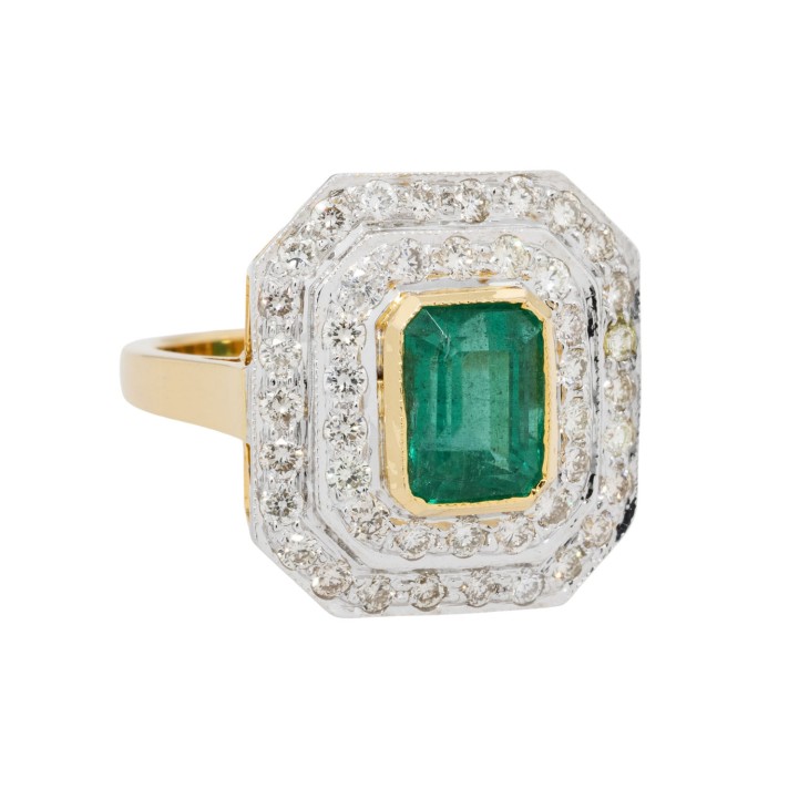 Dekorativer Ring mit Smaragd 2,00 ct., umrahmt mit  Brillanten zus. 0,80 ct. 