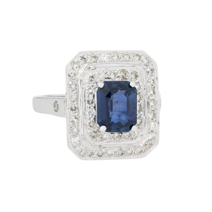 Dekorativer Ring mit Saphir im Emeraldcut 2,25 ct., umrahmt mit Brillanten zus. 0,80 ct. 