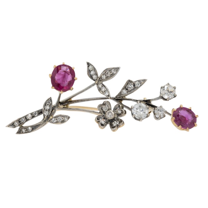 Florale Brosche mit Rubinen und Brillanten zus. 0,80ct. 