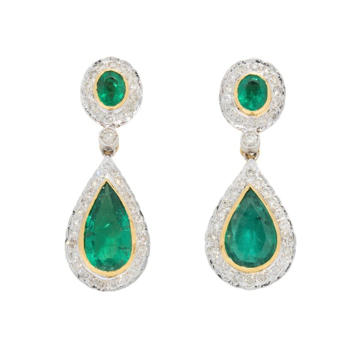 Ohrhänger mit  Smaragden, oval und Tropfen zus. 7,36 ct. mit Brillanten zus. 1,79 ct. 