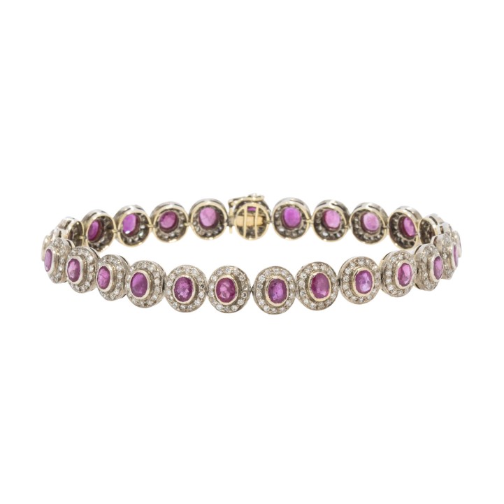 Armband mit ovalen  Rubinen zus. 5,00 ct. und mit Brillanten umrandet  zus. 2,90 ct. 