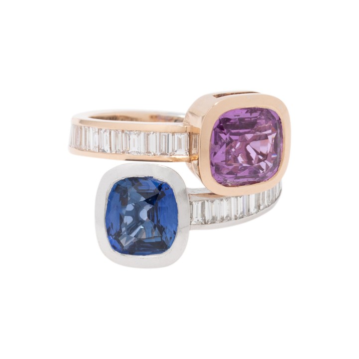 Hochfeiner Ring 'Toi et Moi' mit 1 rosa Safir 2,53 ct. und einem blauen Safir 2,52 ct. im Kissenschliff, 