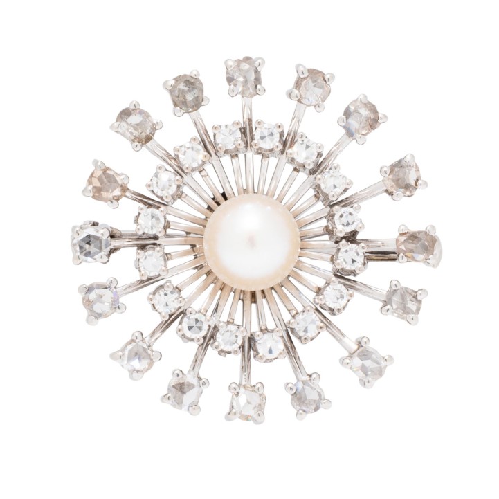 Brosche mit Perle umgeben von Diamanten zus. ca. 0,7 ct,  