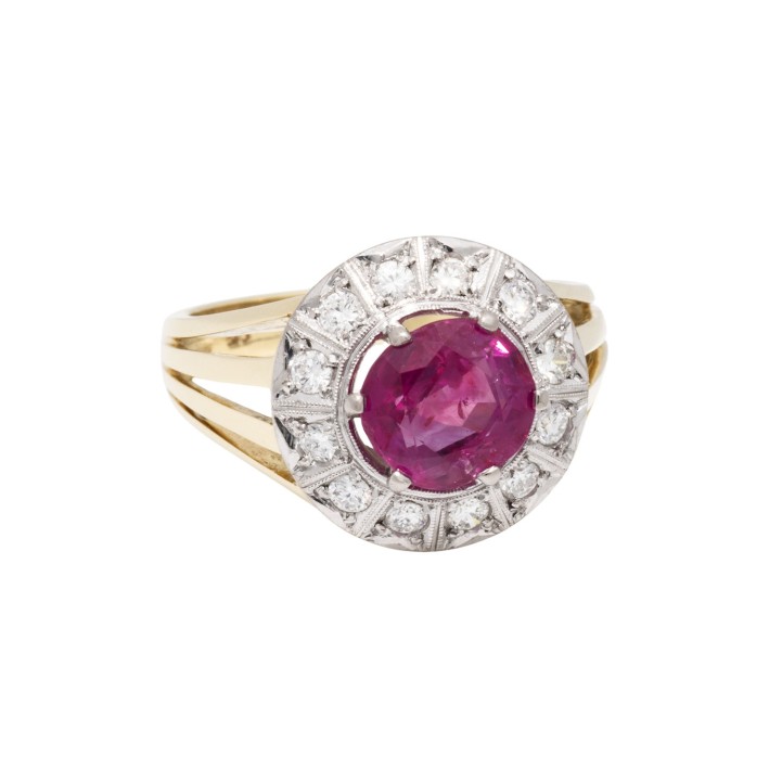Ring mit Rubin und Diamanten,  