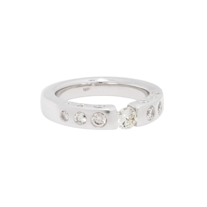 Ring mit Brillanten von zus. ca. 0,9 ct, 