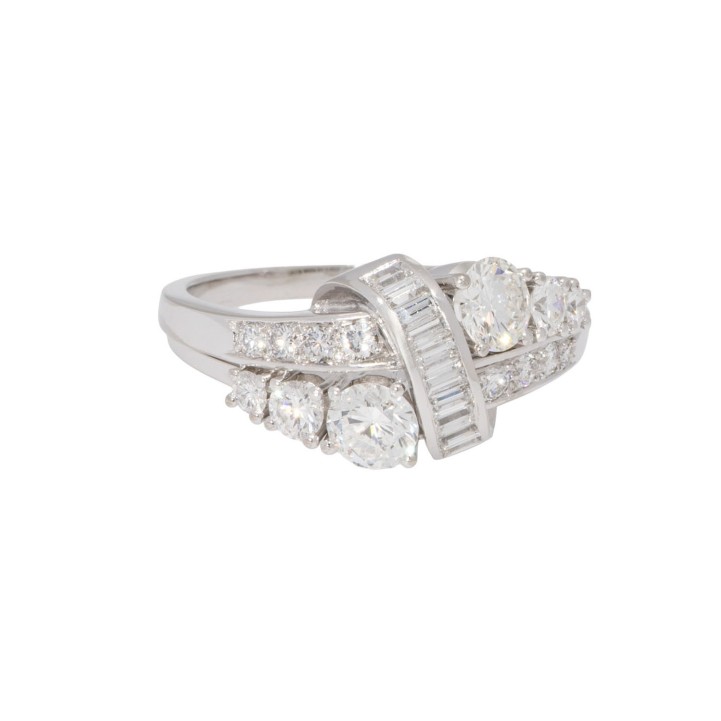 Ring mit Brillanten und Baguettdiamanten, 