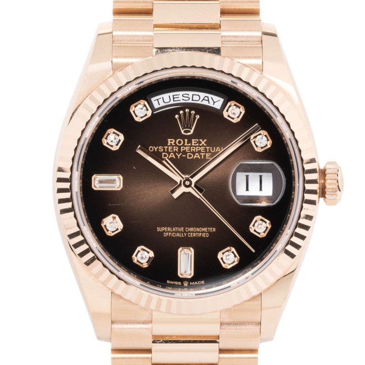 ROLEX Day-Date 36 Ref 128235 'Brown Ombre Diamond Dial' Herrenuhr von 2022. Box und Papiere.  